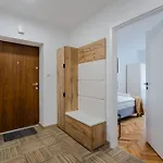 Wawrzyniaka Very Berry Modern For 6 Guests Near Old Zoo By Renters Apartman Poznań