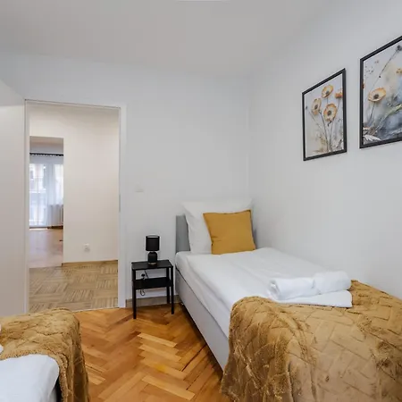 Wawrzyniaka Very Berry Modern For 6 Guests Near Old Zoo By Renters 포즈난