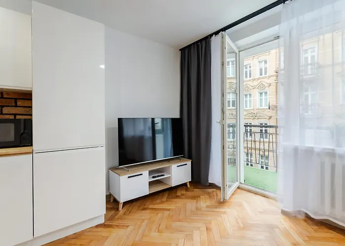 Wawrzyniaka Very Berry Modern For 6 Guests Near Old Zoo By Renters